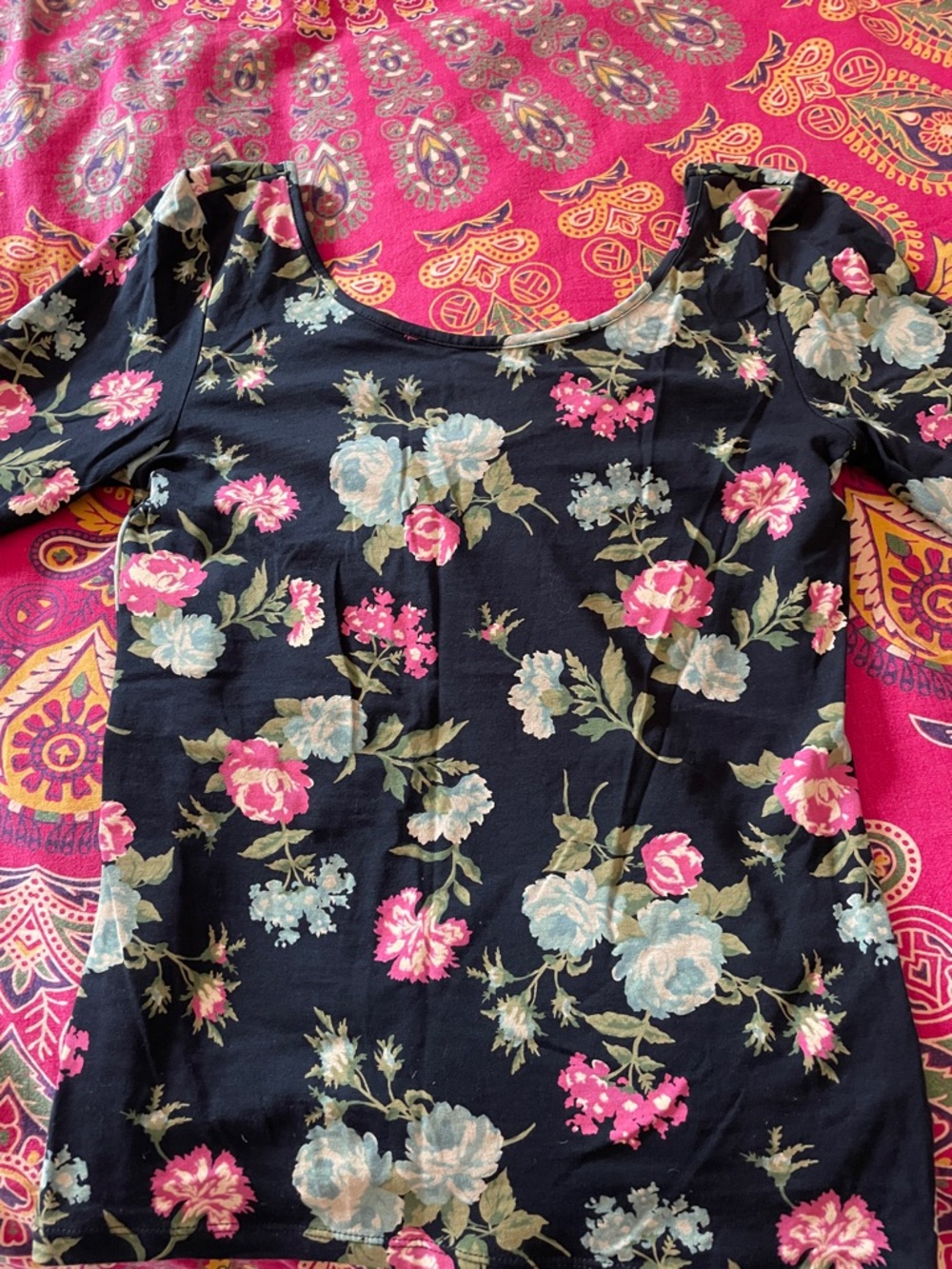 Black Floral Scoop Neck sz M 🌸